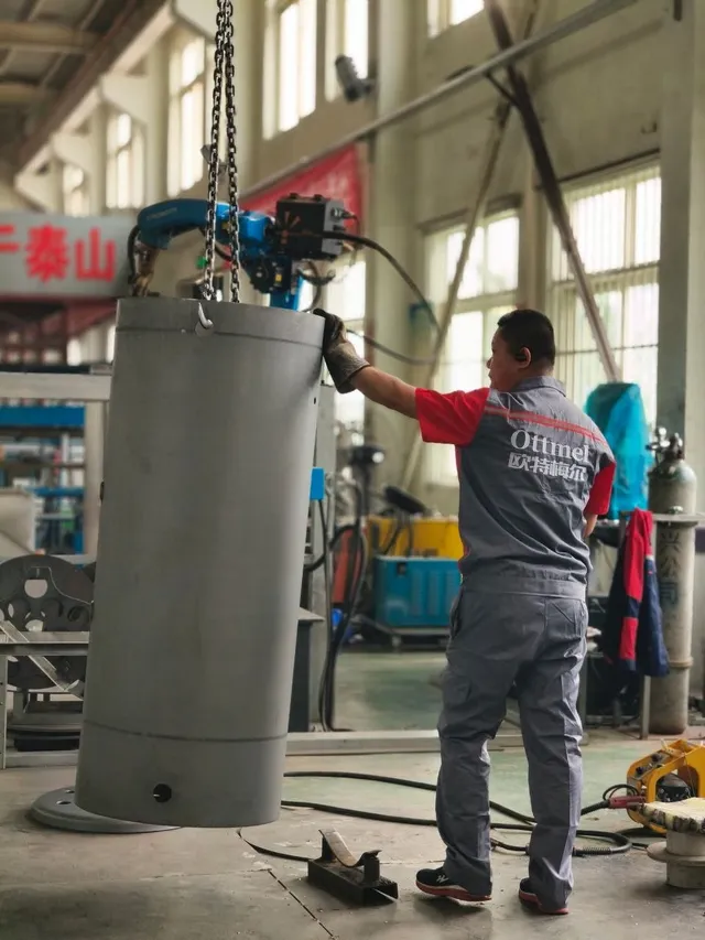 Robotic welding of a water heater tank at the OTTMEL factory
